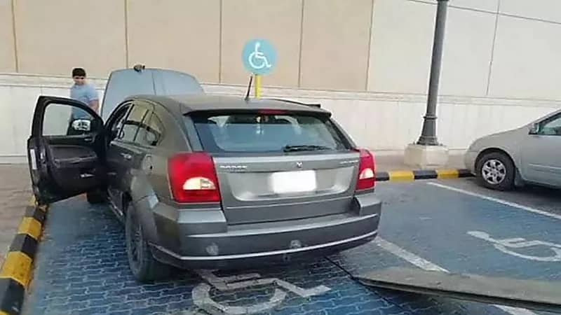 شاهد.. دبابة روسية تفجر زوجين مسنين أوكرانيين داخل سيارتهما