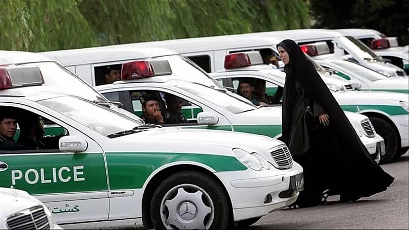 فتاة تتعرض للاعتداء بالضرب من قبل الأمن الإيراني 