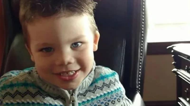 نهاية مأساوية لطفل سحبه تمساح إلى الماء 