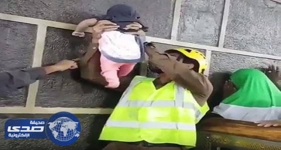 بالفيديو.. رجل أمن يلاعب رضيعة بجوار الكعبة المشرفة
