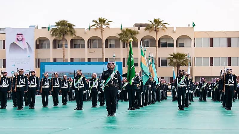 نيابة عن وزير الحرس الوطني ..رئيس الجهاز العسكري المكلف يرعى حفل تخريج دورة تأهيل الضباط الجامعيين