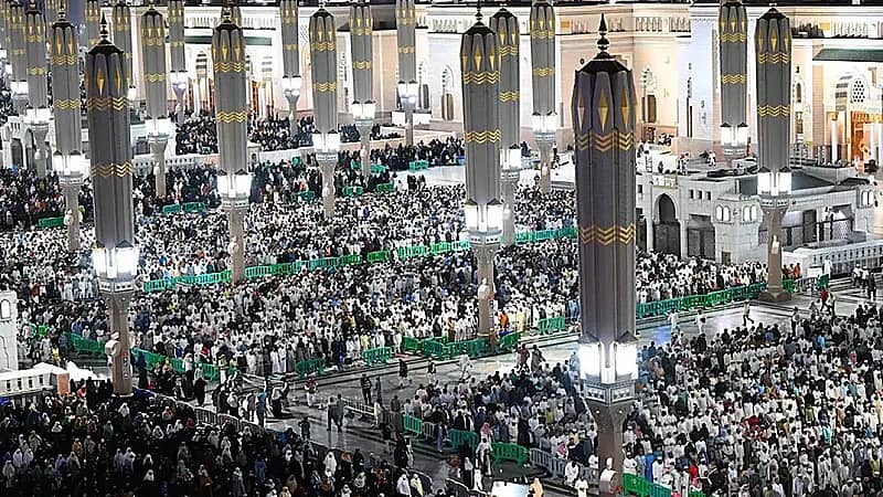 أكثر من 14 مليون زائر للمسجد النبوي خلال النصف الأول من ⁧‫رمضان ‬⁩.. فيديو