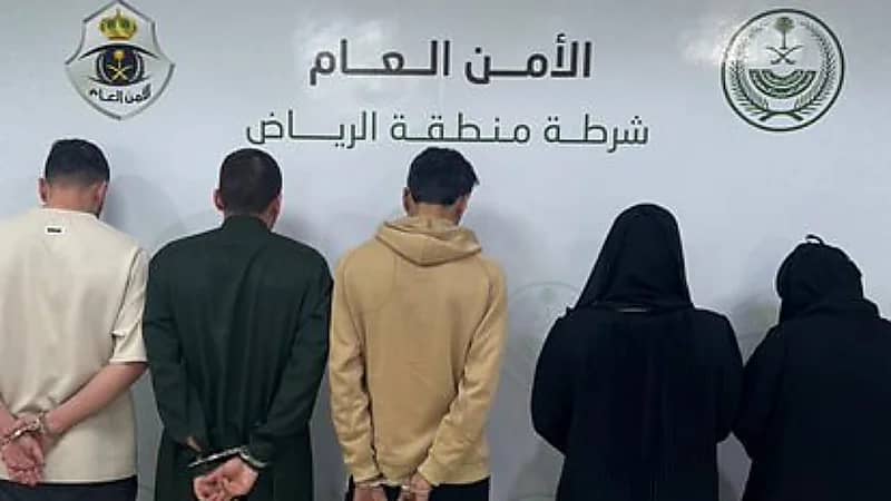 القبض على 5 أشخاص لارتكابهم أفعال منافية للآداب وحيازة المخدرات بالرياض