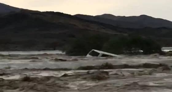 إنقاذ أسرة من سيل وادي جدم شرق الليث