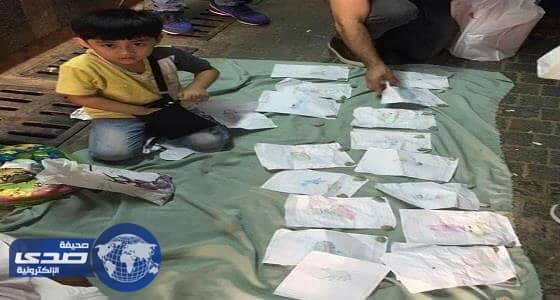 بالفيديو والصور .. الرسام الصغير يعرض لوحاته للبيع على رصيف بجدة