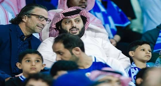 بالصور.. " آل الشيخ " في مدرجات مباراة الهلال والفيصلي