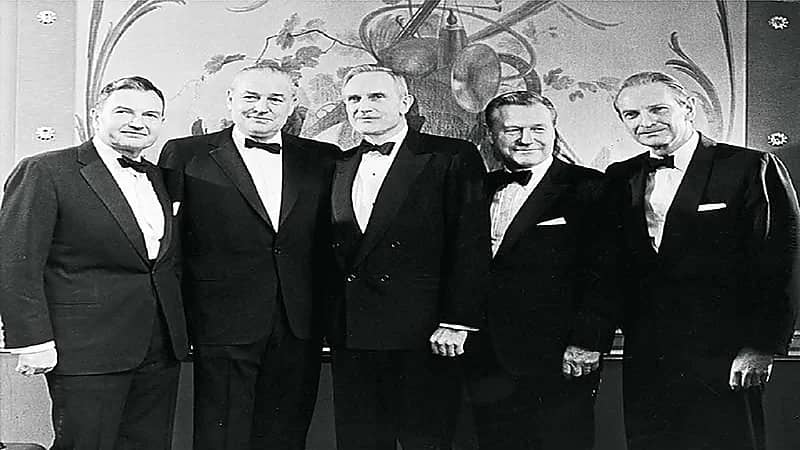 أغنى عائلات العالم بدأت "بالنصب"!