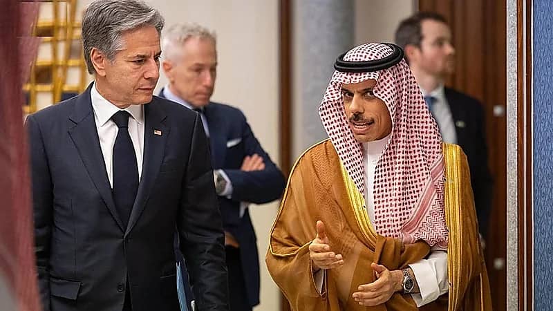 وزير الخارجية يستقبل نظيره الأمريكي