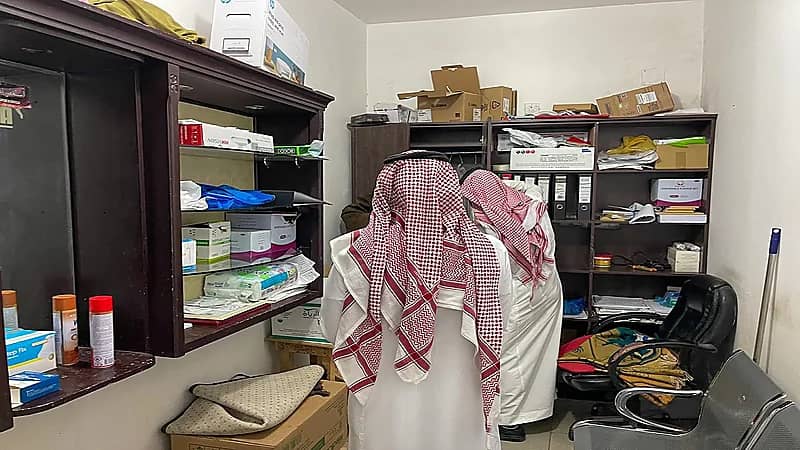 بالصور.. ضبط عيادة سرية مخالفة داخل صيدلية لوافد آسيوي 