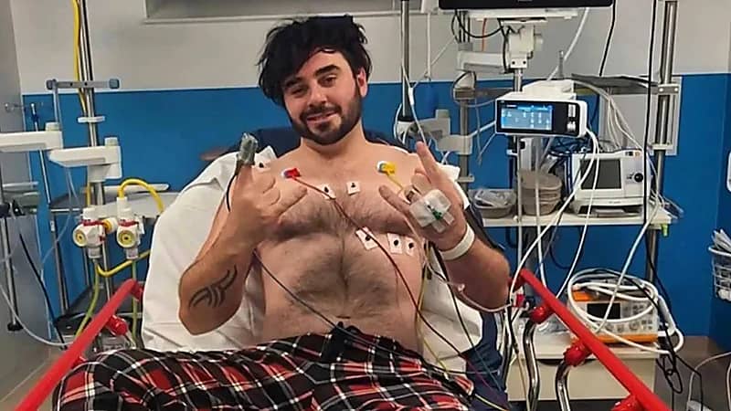 صاعقة قوية تضرب شابًا خلال لعبه على "بلاي ستيشن"