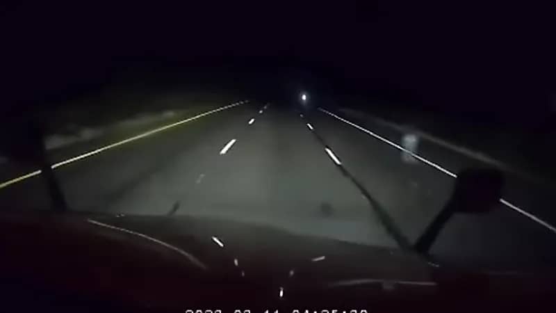 بالفيديو.. شبح غامض على هيئة إنسان يتجول في إحدى طرق أمريكا