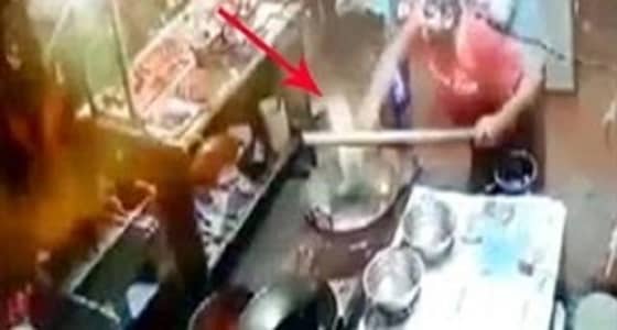 بالفيديو.. طباخ يلقي الزيت المغلي على زبون لشكواه من الفاتورة