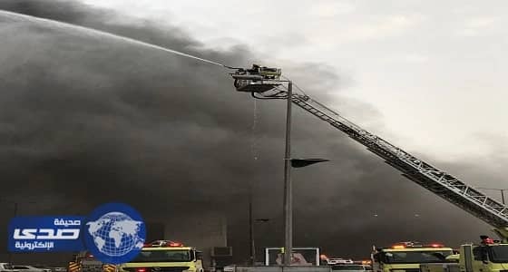 بالصور.. الدفاع المدني بالرياض يخمد حريقاً ضخماً في حي الخالدية