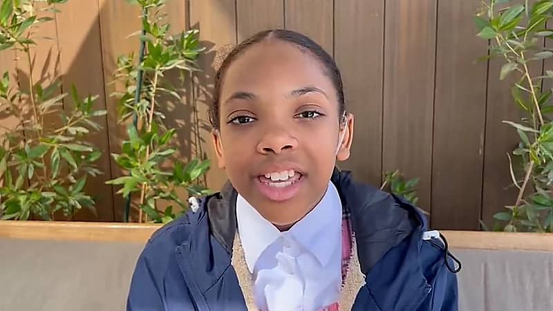 وزير الصحة يهنيء الطفلة بيسان على نجاح زراعة قوقعة سمعية لها .. فيديو