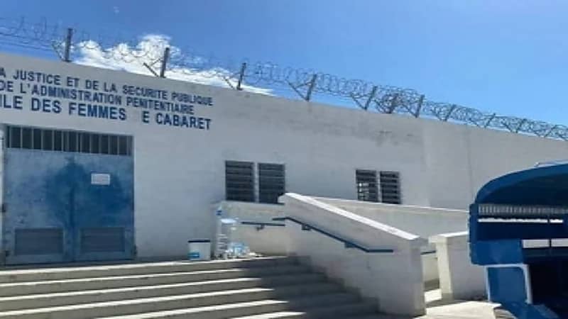 فرار 145 سجينة من سجن للنساء