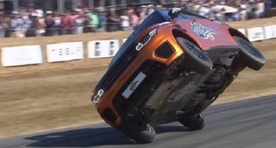 بالفيديو.. رانج روفر سبورت SVR تدور حول جودوود على عجلتين فقط