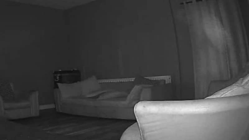 بالصور..امرأة ترصد شبح جزار ظهر داخل شقتها