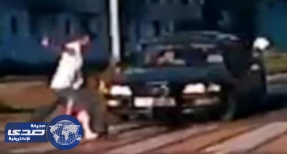 بالصور.. أب ينقذ ابنته من الموت في اللحظة المناسبة