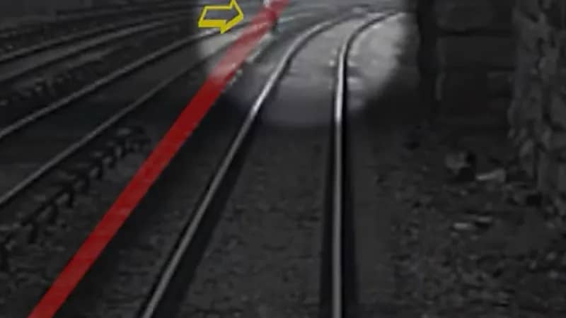 مقطع يحبس الأنفاس لطفل متوحد يتنقل على سكة حديد مكهربة