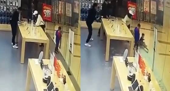بالفيديو.. تحطم باب زجاجي في وجه طفل