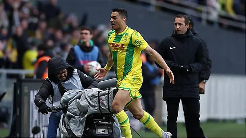 مصطفى محمد يحمل نجله احتفالا بهدفه في شباك ليل