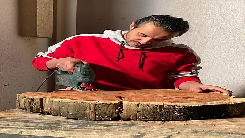 شاهد.. قصة شاب حول جذوع الأشجار إلى قطع ديكور