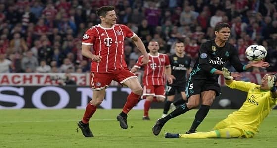 رغم الانتقادات.. هاينكس يدافع عن ليفاندوفسكي