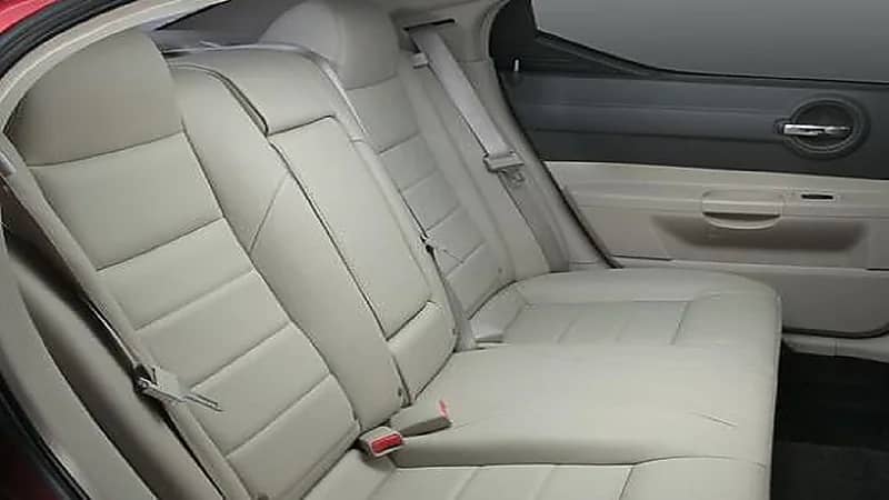 سبب وجود نفق ناقل الحركة أمام المقاعد الخلفية في السيارة