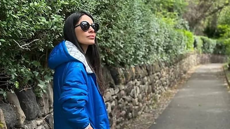 إلهام علي تخطف الأنظار بإطلالات أنيقة خلال رحلتها إلى لندن