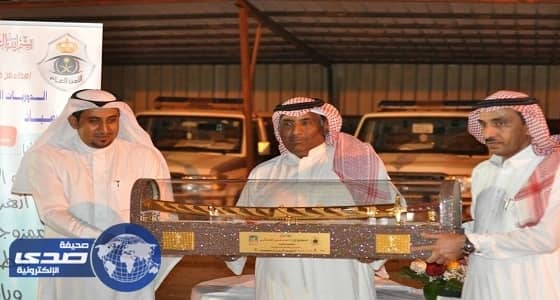 بالصور . أفراد الدوريات الإمنيه بشمران يكرمون الحارثي لتقاعده بالعرضيات