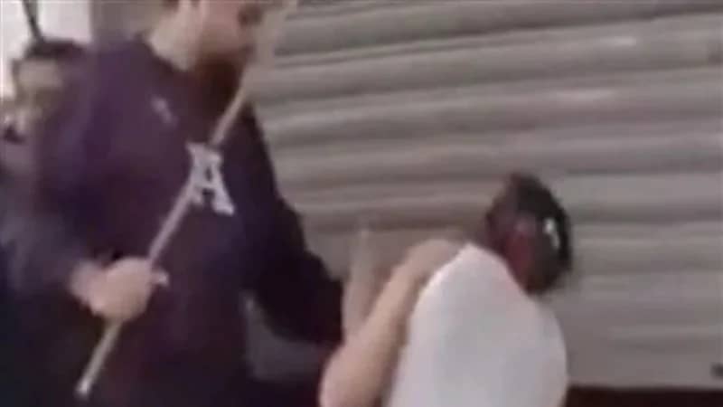 "تاجر" يجرد نساء من ملابسهن ويعرضهن أمام العامة