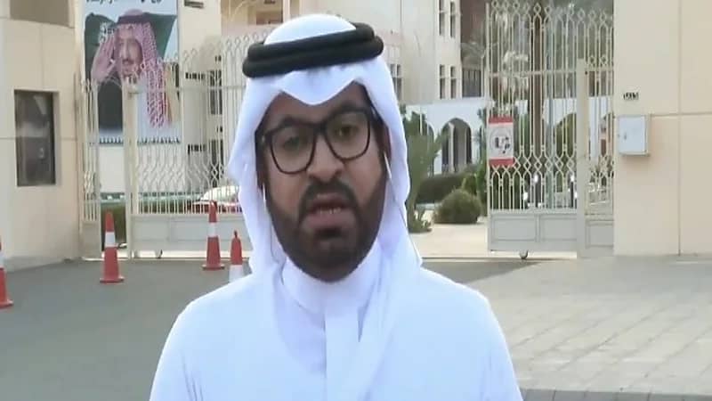 قصة طالب قضى يوماً كاملاً خارج أسوار مدرسة بمكة بسبب عدم تلقيه الجرعة الثانية من لقاح كورونا "فيديو" 