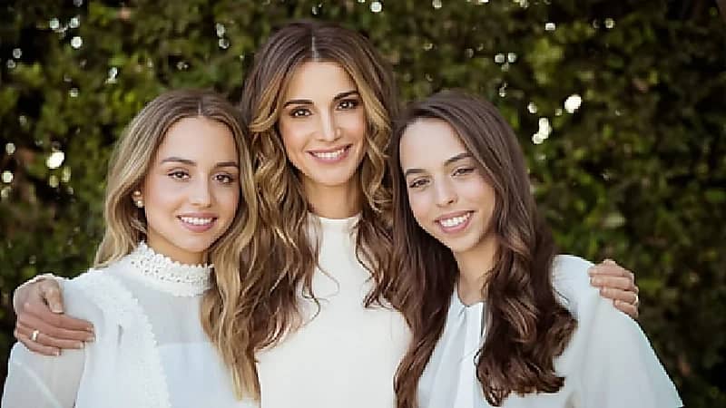 إطلالات عصرية جمعت الملكة رانيا والأميرات إيمان وسلمى في زيارة العقبة .. صور