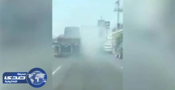 بالفيديو.. عناد بين سائقين ينتهي بسقوط شاحنة من أعلى جسر