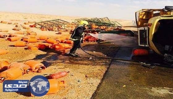 المدني يباشر حادث انقلاب شاحنة نقل أسطوانات غاز بالجهراء