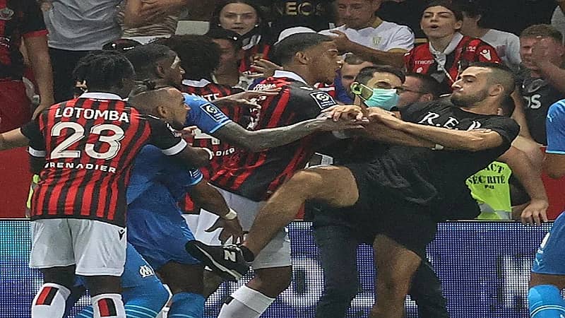 إيقاف مباراة في الدوري الفرنسي بعد اقتحام الجماهير أرض الملعب