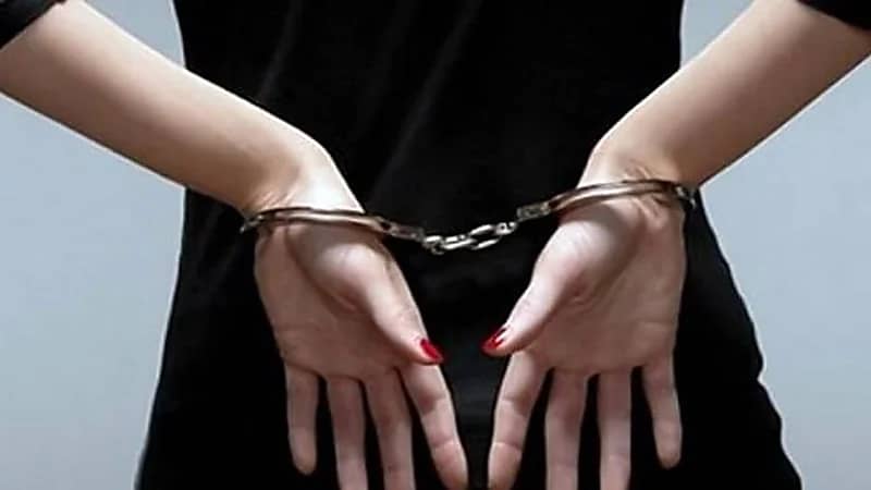 فتاة تنهي حياة رضيعها بإلقائه أسفل سيارة مسرعة