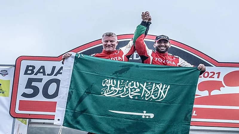 بالفيديو.. "يزيد الراجحي" يتوج بطلا لكأس العالم للراليات الصحراوية