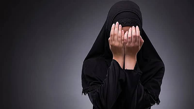 رجل يفاجىء زوجته بتطليقها بعد عام من هجرها