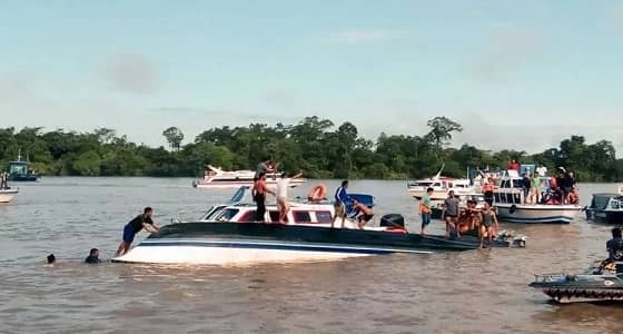 بالصور.. مصرع 8 أشخاص في غرق زورق بإندونيسيا