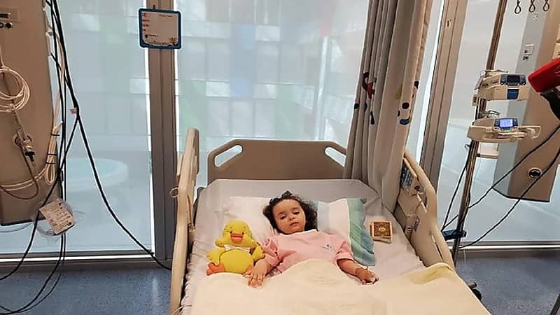 طفلة تتلقى أغلى حقنة في العالم