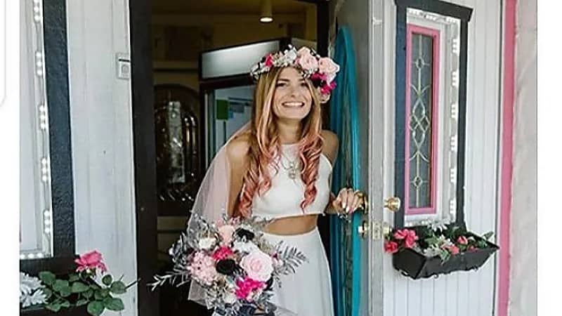 عروس تستكمل حفل زفافها بعد هروب العريس