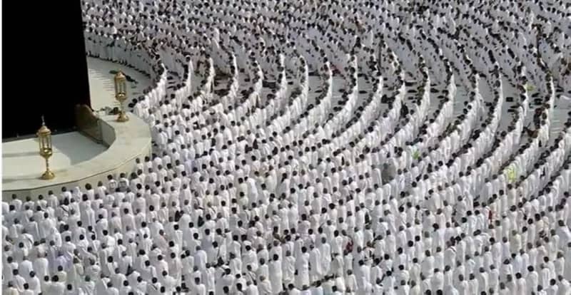 إقامة صلاة الغائب على سماحة المفتي العام في الحرمين الشريفين .. فيديو