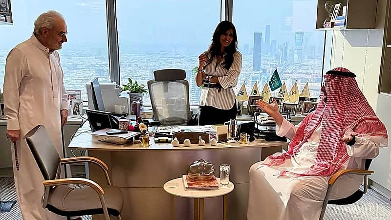 لحظات عائلية تجمع الأميرة ريم بنت الوليد بوالدها وعمها في مكتبها.. صورة