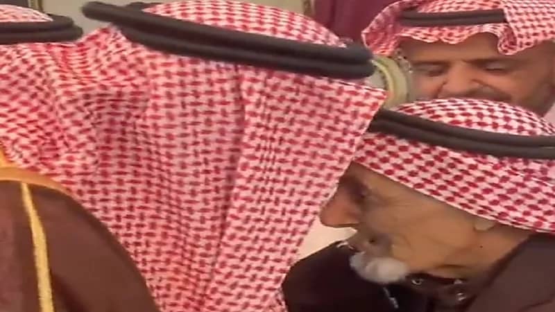 شاهد.. تواضع ومحبة الأمير سلطان بن سلمان مع "مسن"