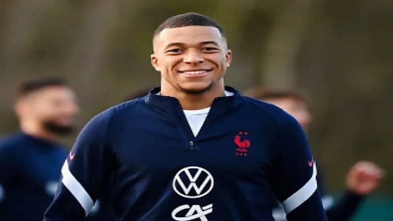 مبابي يعلق على أنباء مطالبته برحيل 14 اسما عن سان جيرمان: أخبار كاذبة