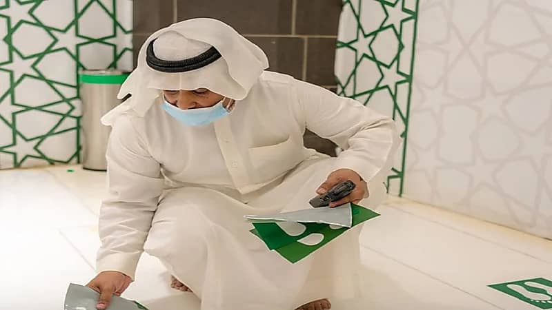بدء إزالة ملصقات التباعد الجسدي بالمسجد الحرام استعدادًا لصلاة الفجر
