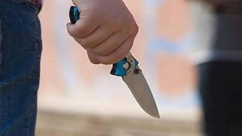 شاب يطعن فتاة أمام جامعتها لرفضها الزواج منه