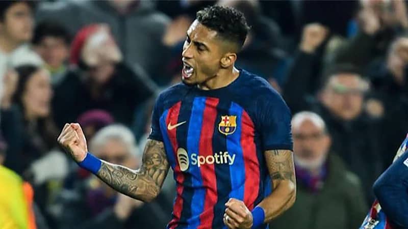 رافينا يعتذر من هيرنانديز عن ردة فعله بعد استبداله (فيديو)