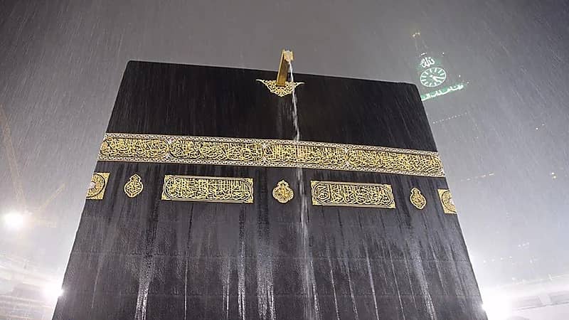 هطول أمطار غزيرة على الحرم المكي.. فيديو